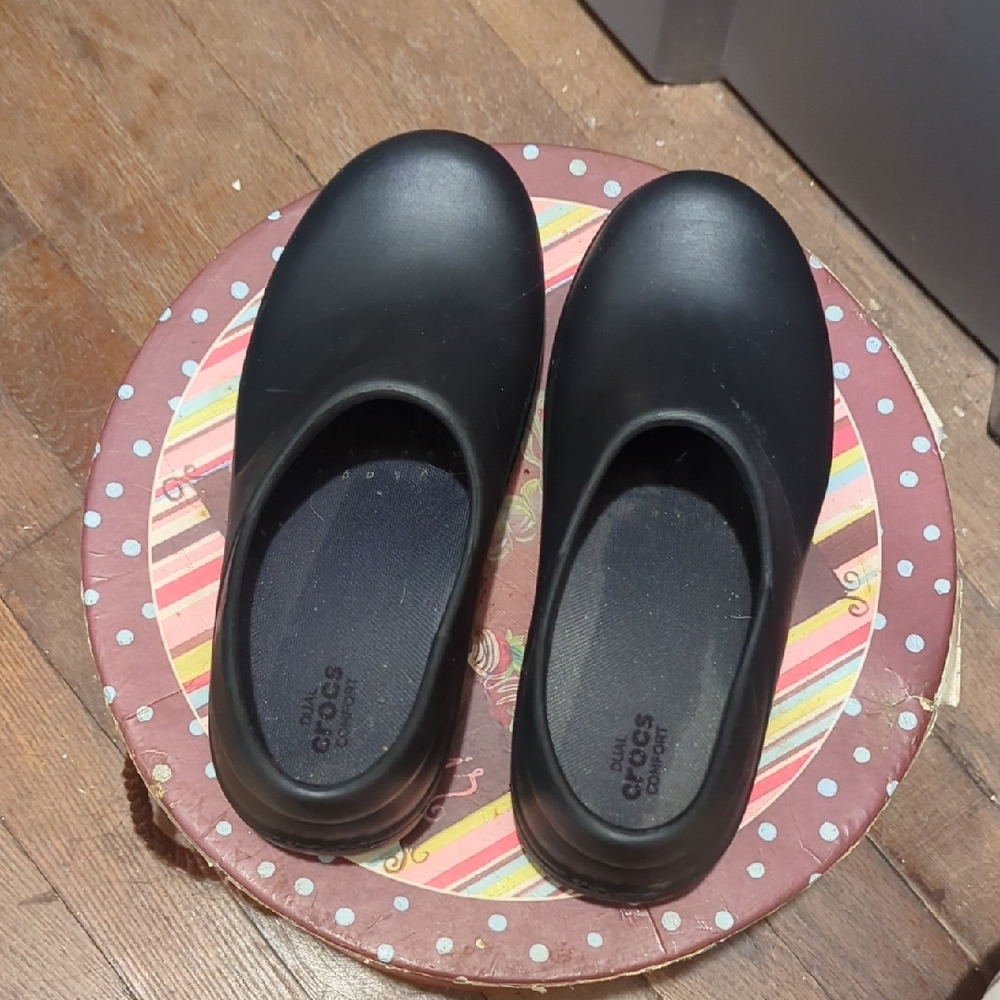 Neria Crocs For Work Sz 7